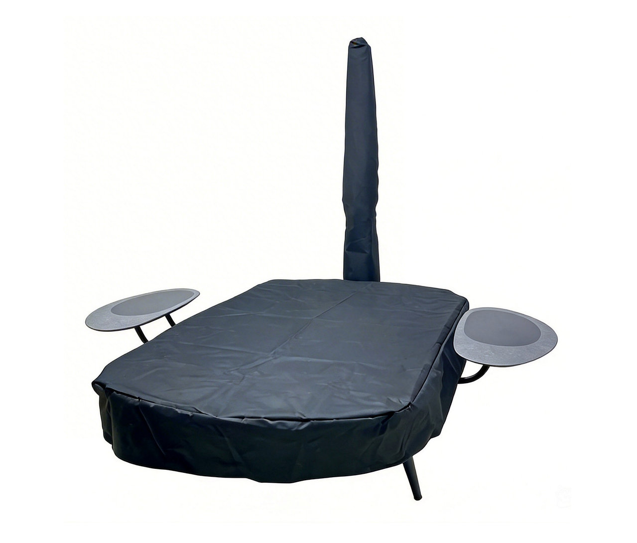 Leco Sonnenliege mit Ampelschirm mit schwarzer Schutzhülle und zwei grauen Tischen.