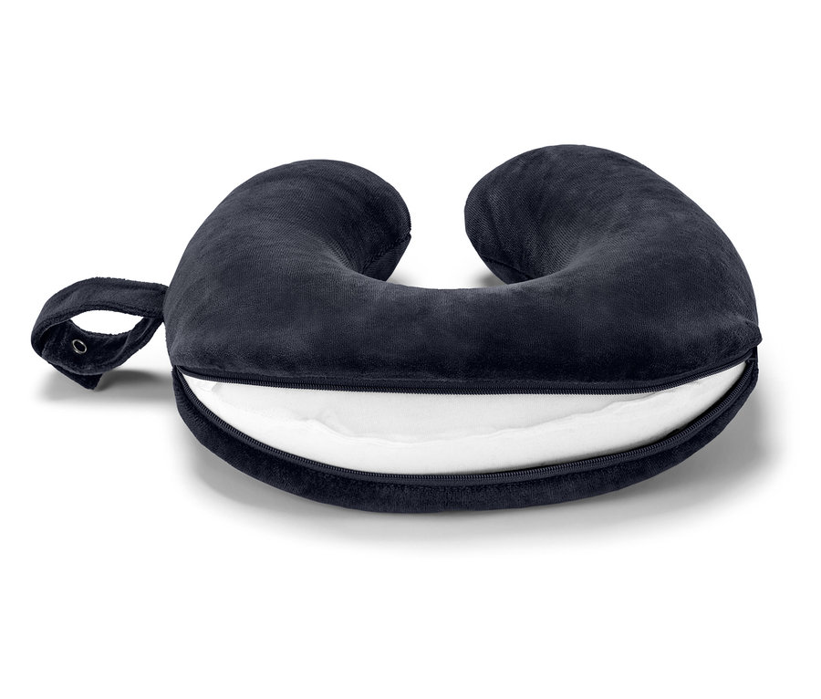 Ein blaues Nackenkissen mit einem Griff und einem Reißverschluss liegt auf einer weißen Oberfläche.