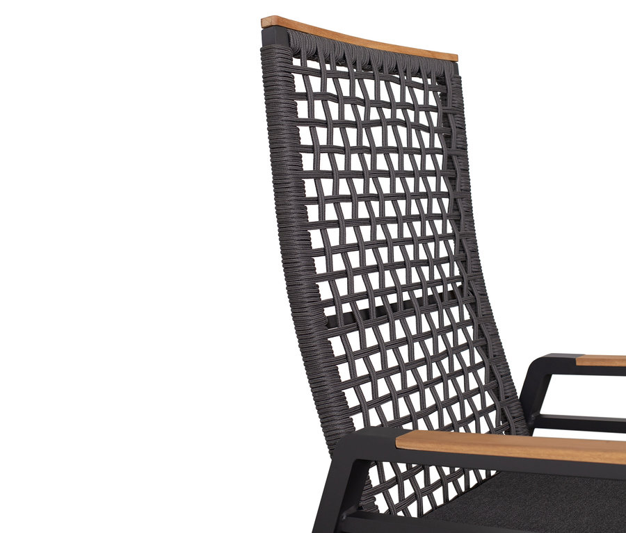 Detailansicht eines Stuhls mit grauem, gewebtem Seilrücken und Holzarmlehnen.