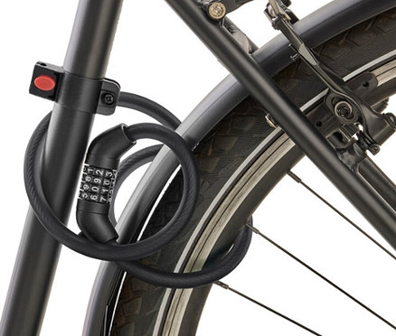 Ein schwarzes Fahrradschloss mit Zahlencode ist um das Fahrradgestell gewickelt.