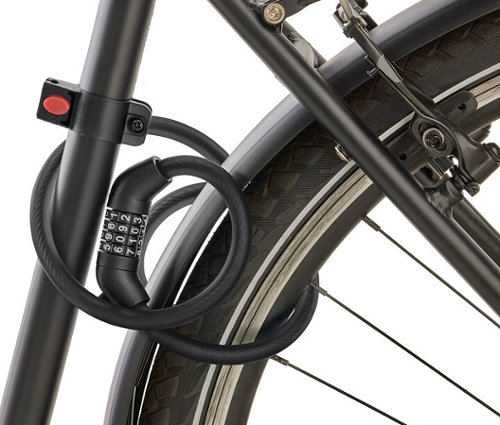 Ein schwarzes Fahrradschloss mit Zahlencode ist um das Fahrradgestell gewickelt.