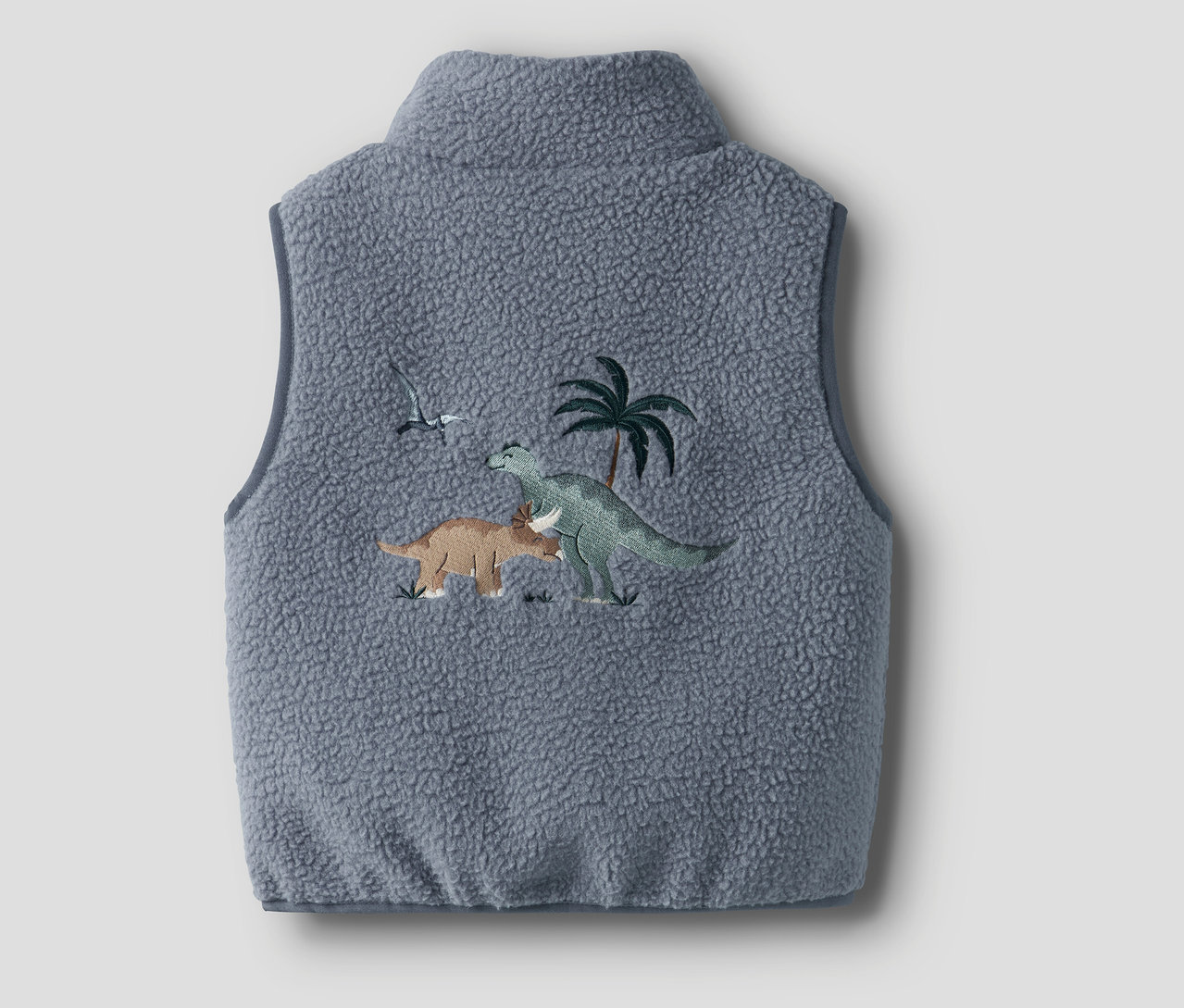 Graue NAME IT Teddyweste mit Dinosaurier- und Palmenstickerei.