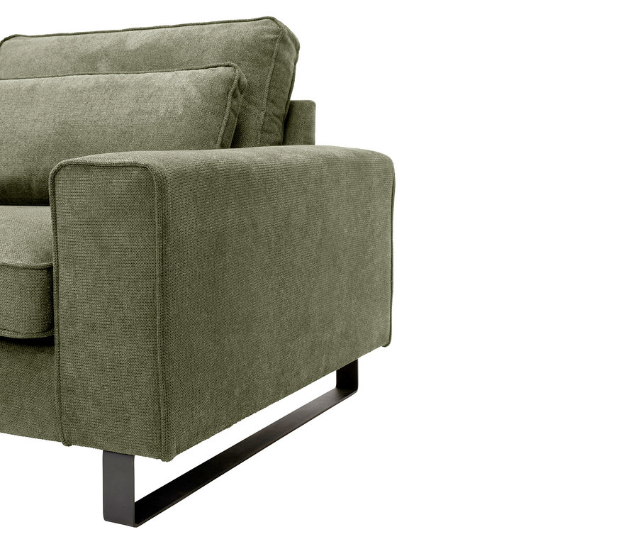 Nahaufnahme eines olivgrünen Stoffsofas mit schwarzen Metallbeinen.