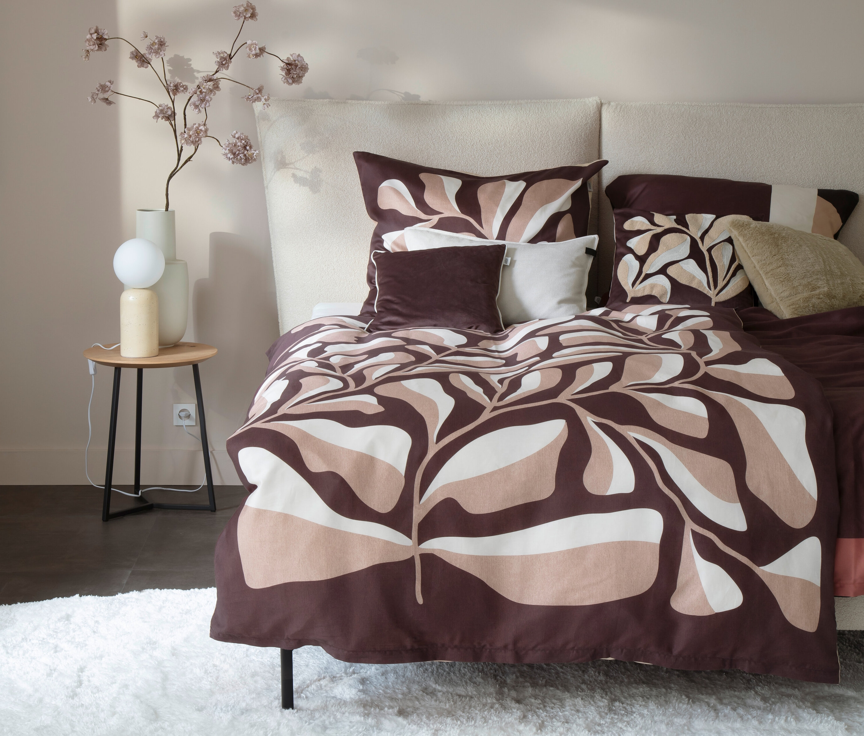 Ein Schlafzimmer mit einem Bett, bezogen mit rot gemusterter SCHÖNER WOHNEN-Kollektion Bettwäsche »PLANT« in Normal- und Übergröße.