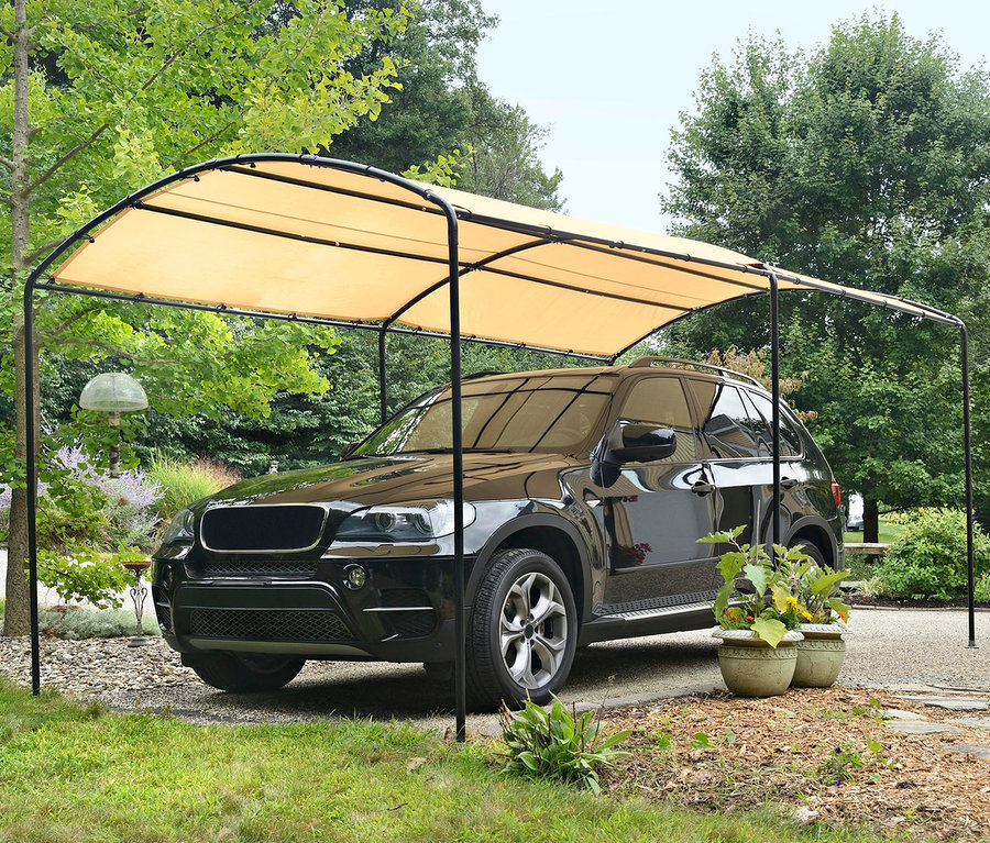 Schwarzer SUV parkt unter einem beigen Runddach-Carport in einem Garten.