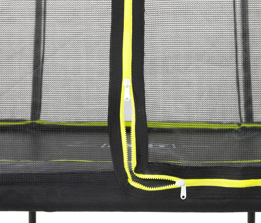 Detailansicht des Reißverschlusses an der schwarzen Schutzhülle des EXIT Trampolin »Silhouette 305«.