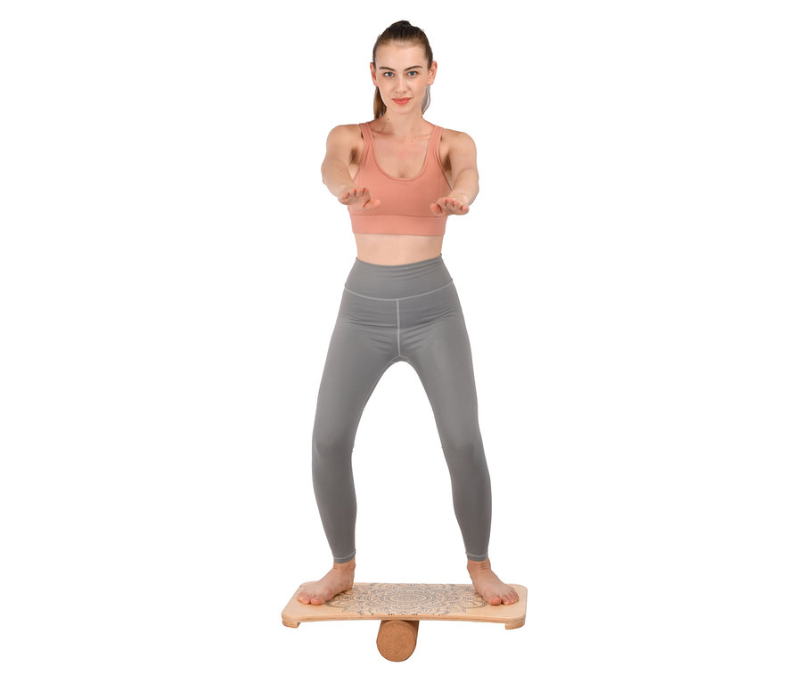 Frau steht auf einem Balance-Board.
