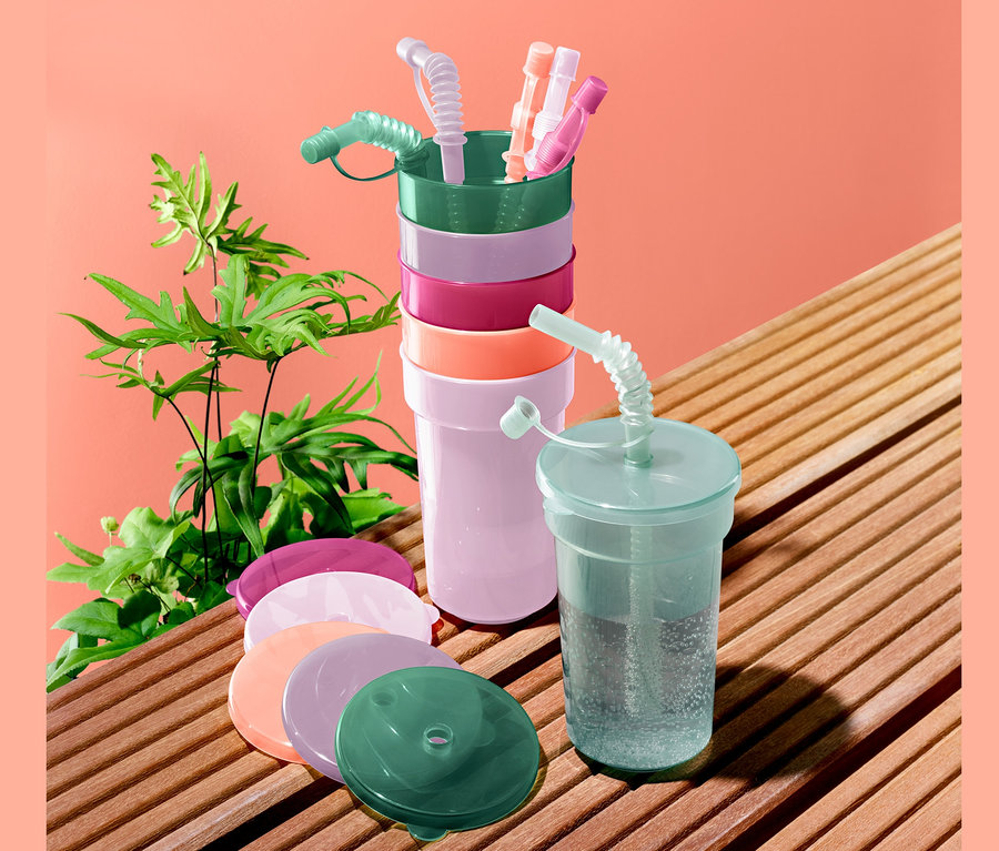 Ein Kinderbecher-Set, gestapelt und nebeneinander, mit Deckeln und Strohhalmen.