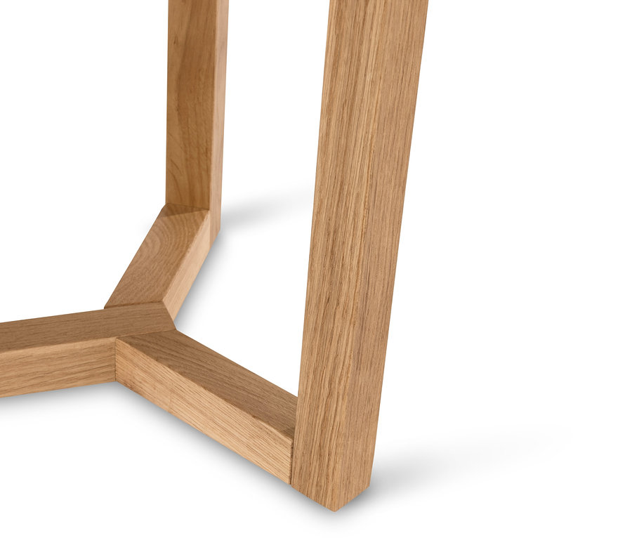 Detailaufnahme eines hölzernen Beistelltischbeins auf weißem Hintergrund.