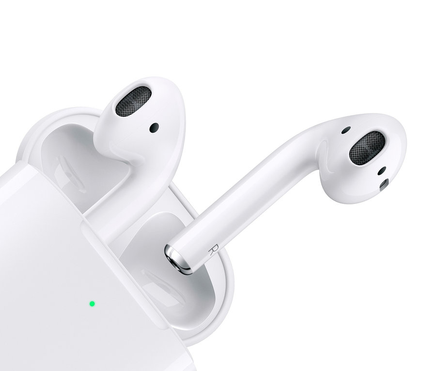 Nahaufnahme von Apple AirPods 2. Generation und Ladecase auf weißem Hintergrund.