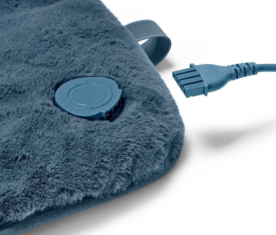 Detailansicht eines blauen Rückenheizkissens mit abgetrenntem Kabel und Bedienelement.