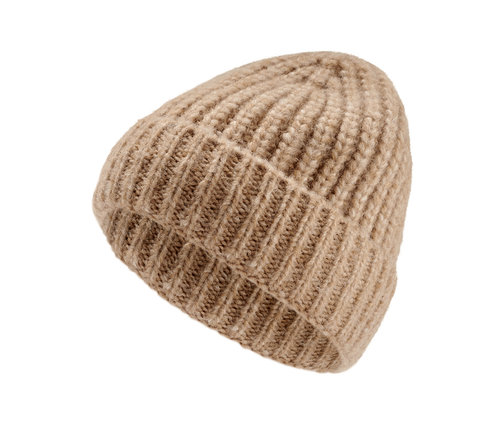 Eine camel-farbene Strickmütze liegt vor einem weißen Hintergrund.