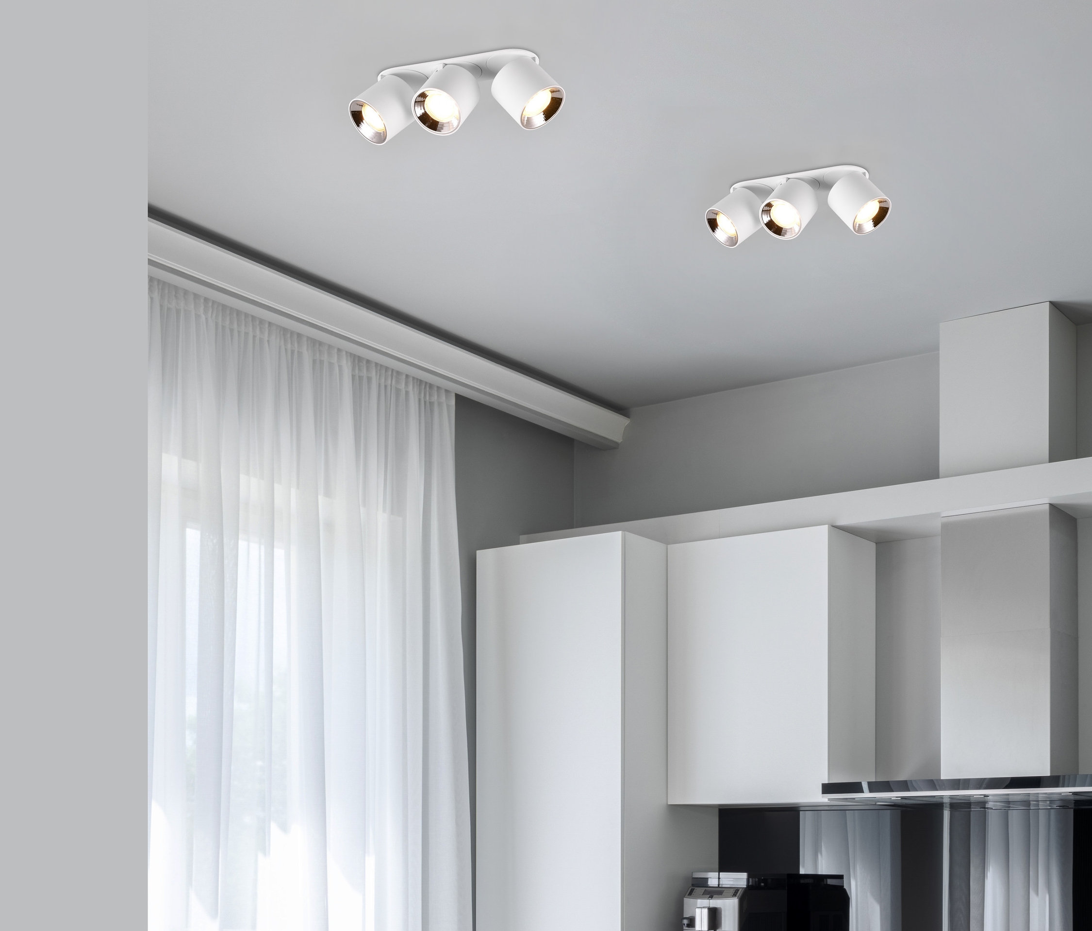 Zwei weiße Trio Deckenleuchte »Guyana«, 3-flammig, sind an der Küchendecke montiert.
