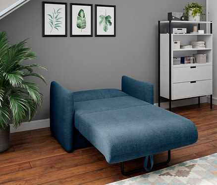 Blaues DOMO collection Schlafsofa 1-Sitzer »Helsinki« im Wohnzimmer.