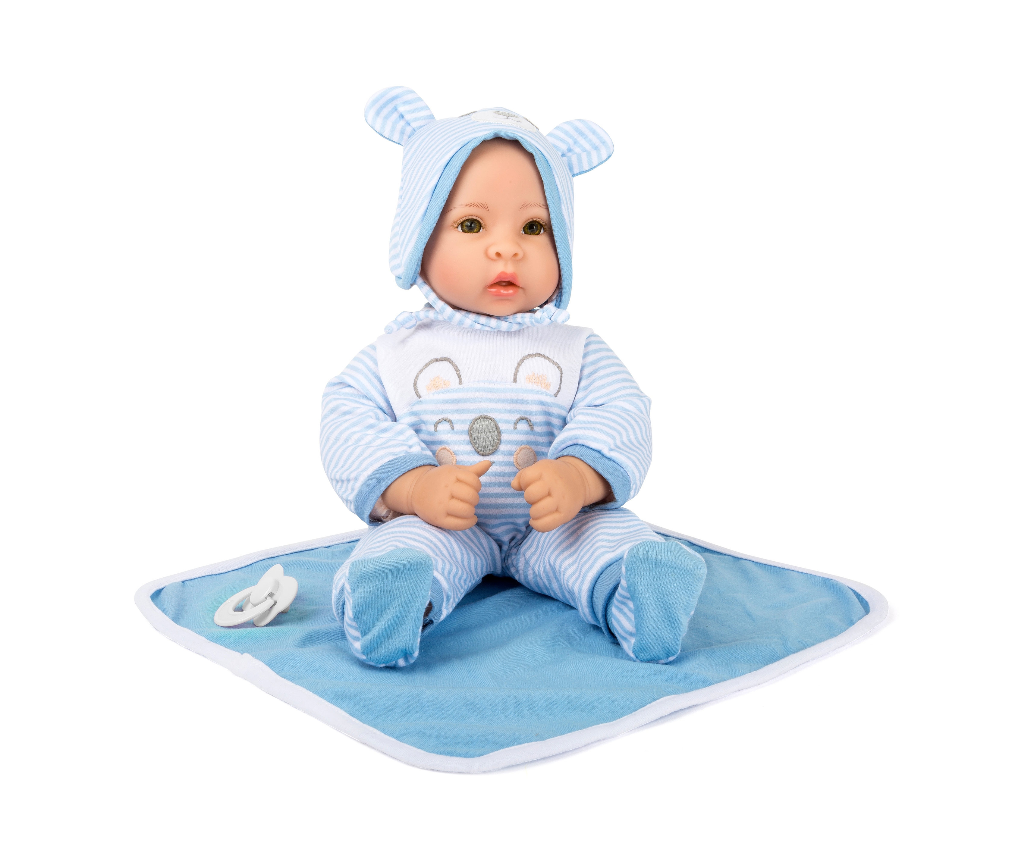 Puppe »Lukas« von small foot in blau-weiß gestreifter Kleidung sitzt auf einer blauen Decke.