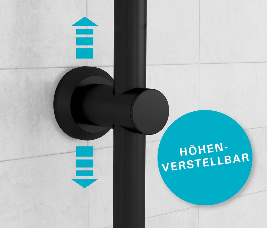 Detail einer schwarzen Duschstange des Überkopf-Brausesets »Easy Energy« mit blauen Pfeilen und einem runden Zeichen mit dem Text „Höhen-Verstellbar“ auf weißen Fliesen.
