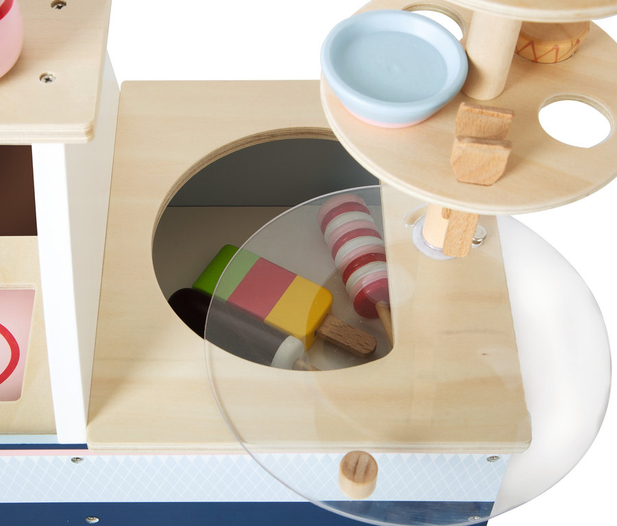 Detailansicht der small foot Eistheke »fresh« aus Holz mit verschiedenen Eissorten und Zubehör.