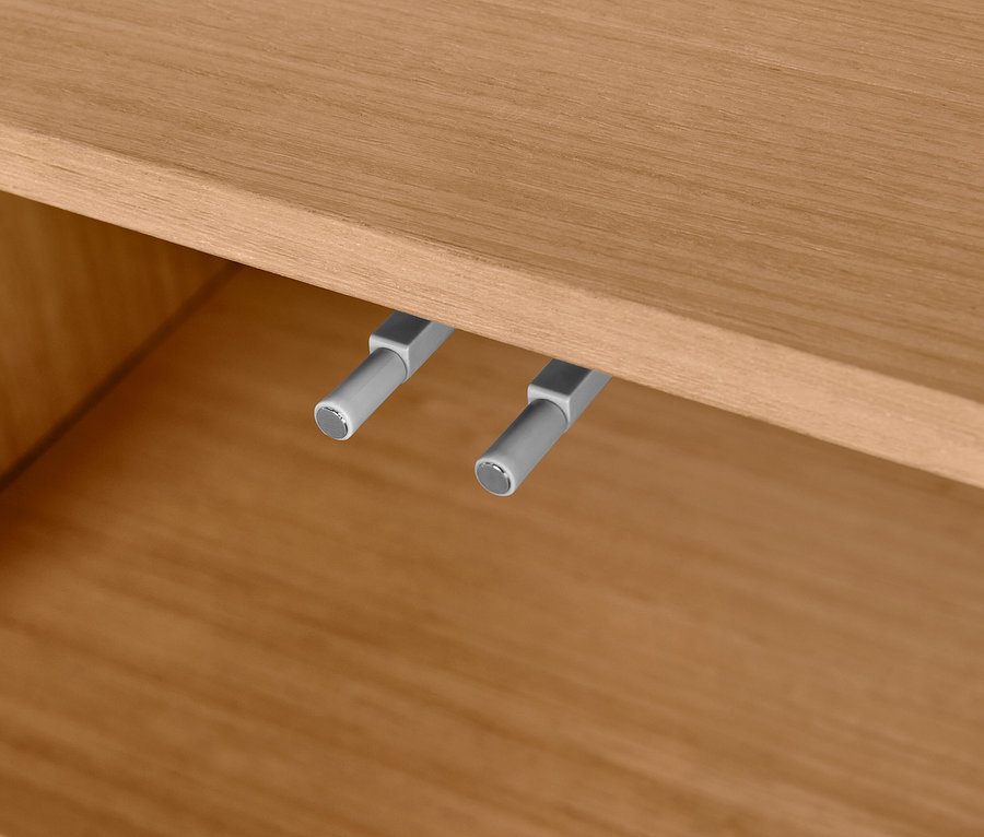 Detailansicht eines Waschbeckenunterschranks mit Holzfurnier.