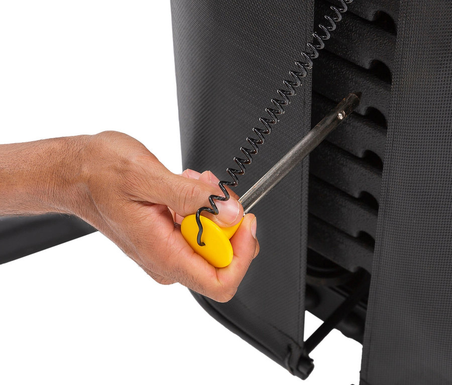 Eine Hand hält einen Schraubenzieher mit gelbem Griff und justiert die Christopeit Kraftstation »SP 2000«.