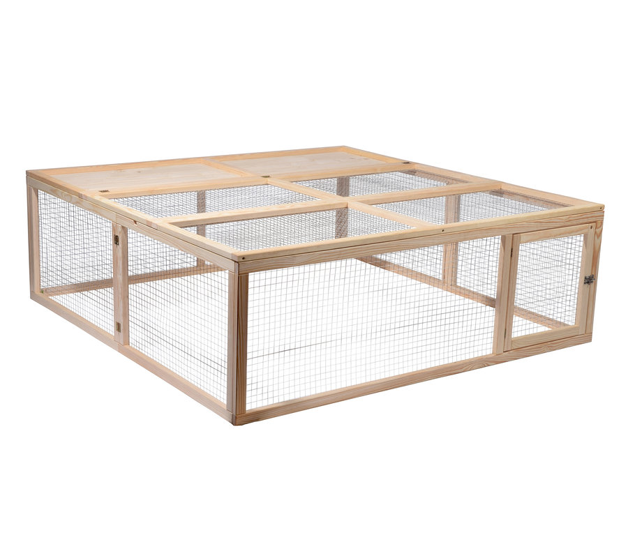 Ein Dobar Freilaufgehege aus Holz und Drahtgitter.