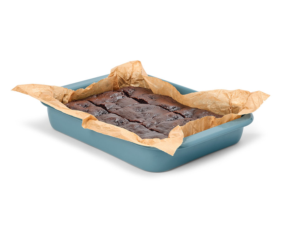 Schokoladenbrownies in einem blauen Backblech mit Backpapier.