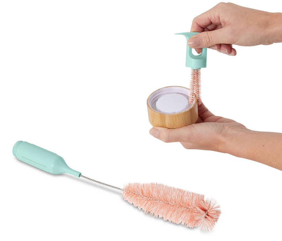 Eine Frau benutzt eine 3-in-1-Gläser-und-Flaschenspülbürste.