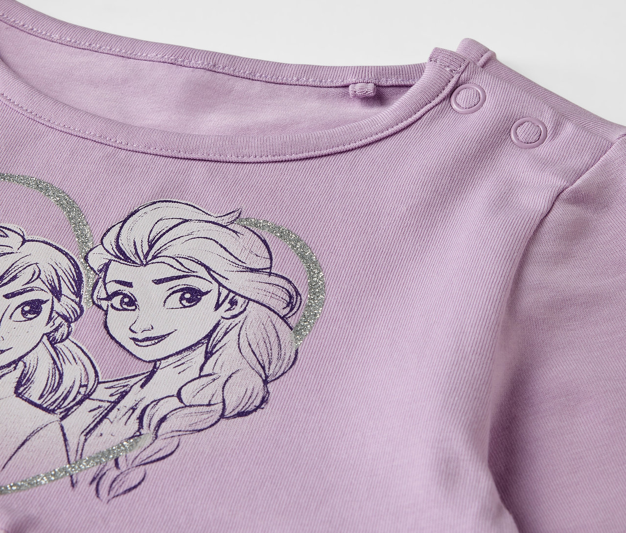 Detailansicht eines lila Kinder-Jerseykleids »Eisprinzessin« mit Elsa und Anna.
