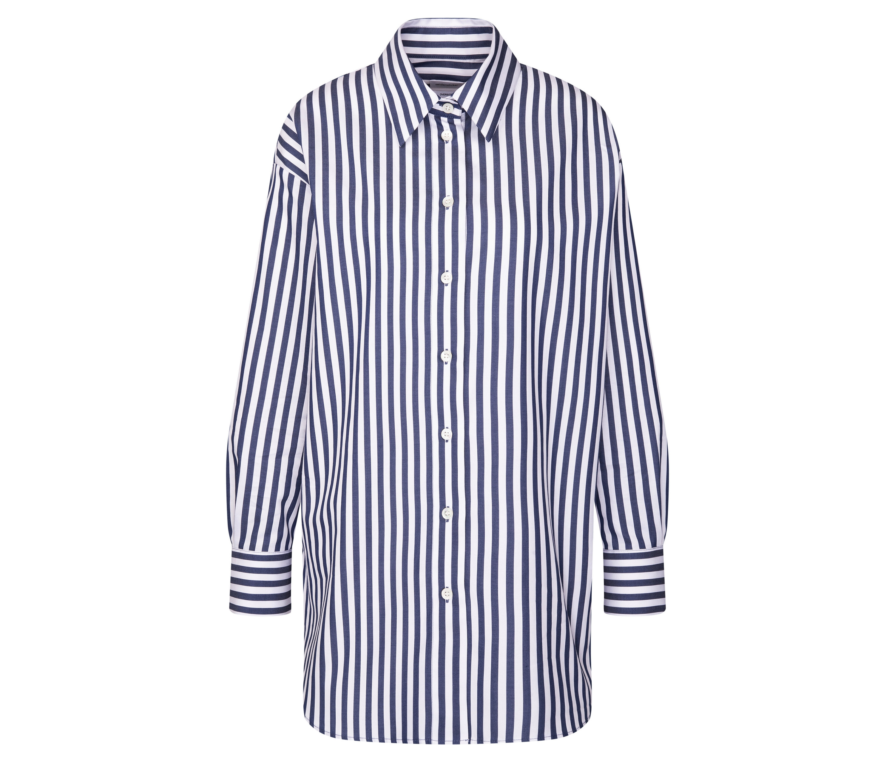 Blau-weiß gestreiftes Hemd mit langen Ärmeln und Knöpfen.