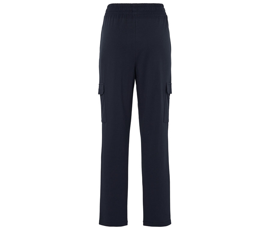 Eine marineblaue Hose mit elastischem Bund und aufgesetzten Taschen an den Oberschenkeln.