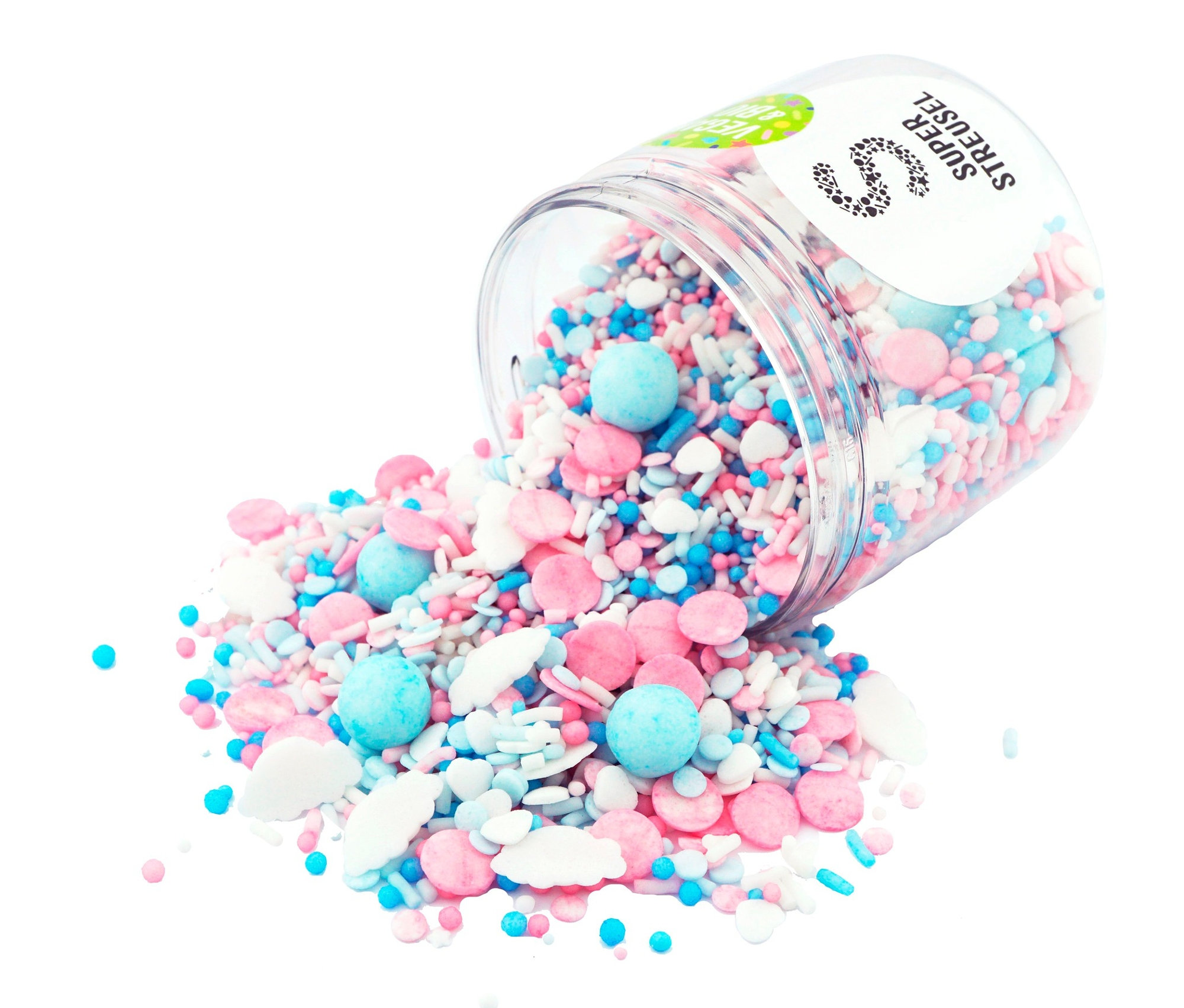 Aus einem durchsichtigen Behälter wird eine Mischung aus Super Streusel »WatteWölkchen« Zuckerstreuseln ausgeschüttet.