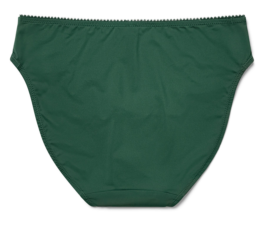 Ein grüner Damenslip mit dekorativem Saum liegt auf einem weißen Hintergrund.