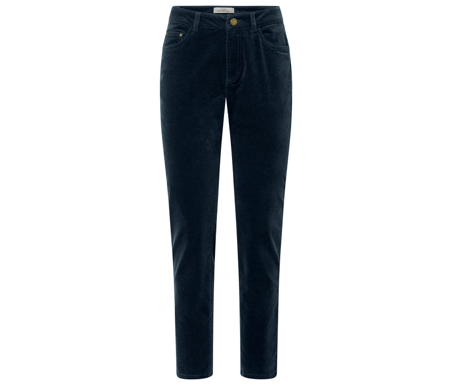 Eine dunkelblaue Samthose liegt vor einem weißen Hintergrund.