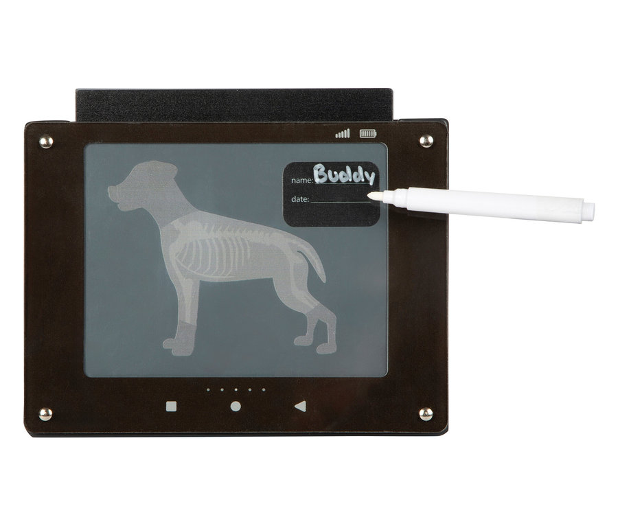 Das Bild zeigt eine small foot Tierarzt-Tasche mit einem Röntgenbild eines Hundes und einem Stift, der auf den Namen "Buddy" zeigt.