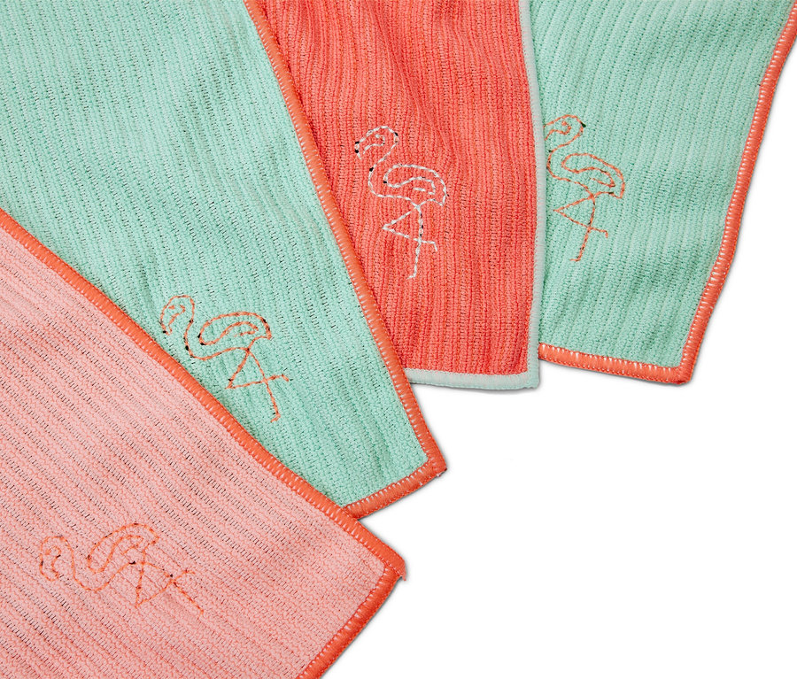 Vier Universal-Reinigungstücher in Lachs- und Mintfarben mit Flamingomuster.