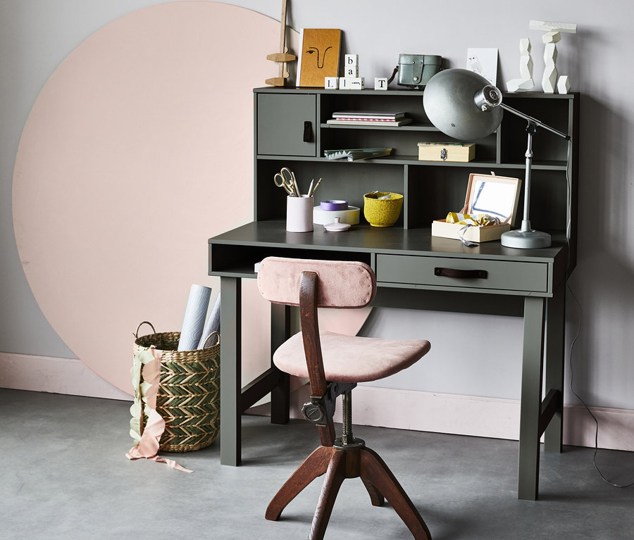 Grauer vtwonen Schreibtisch »Stage« mit Bürobedarf und rosa Drehstuhl.