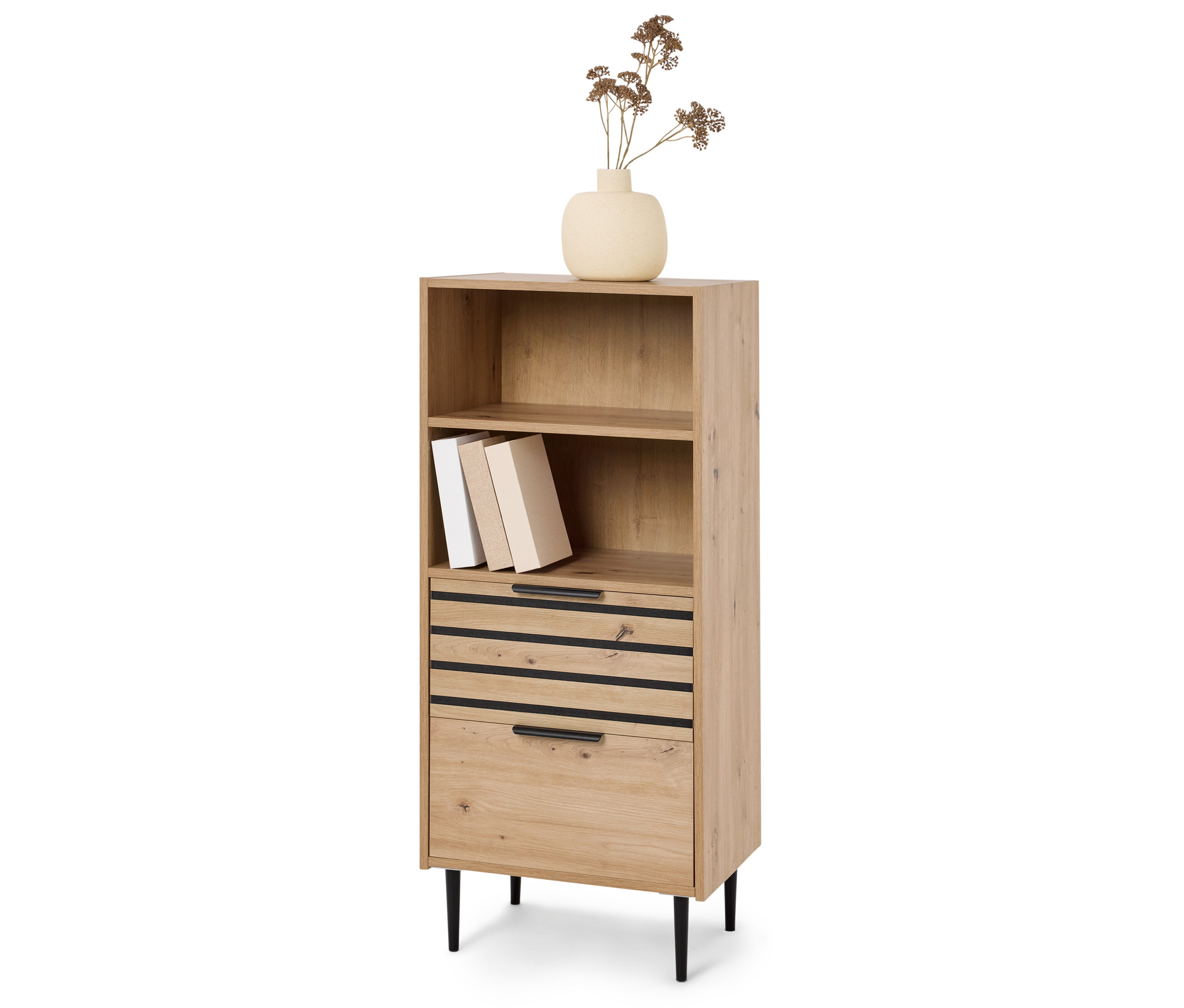 Ein Bücherregal aus hellem Holz mit schwarzen Griffen, Büchern und einer Vase mit Blumen darauf.