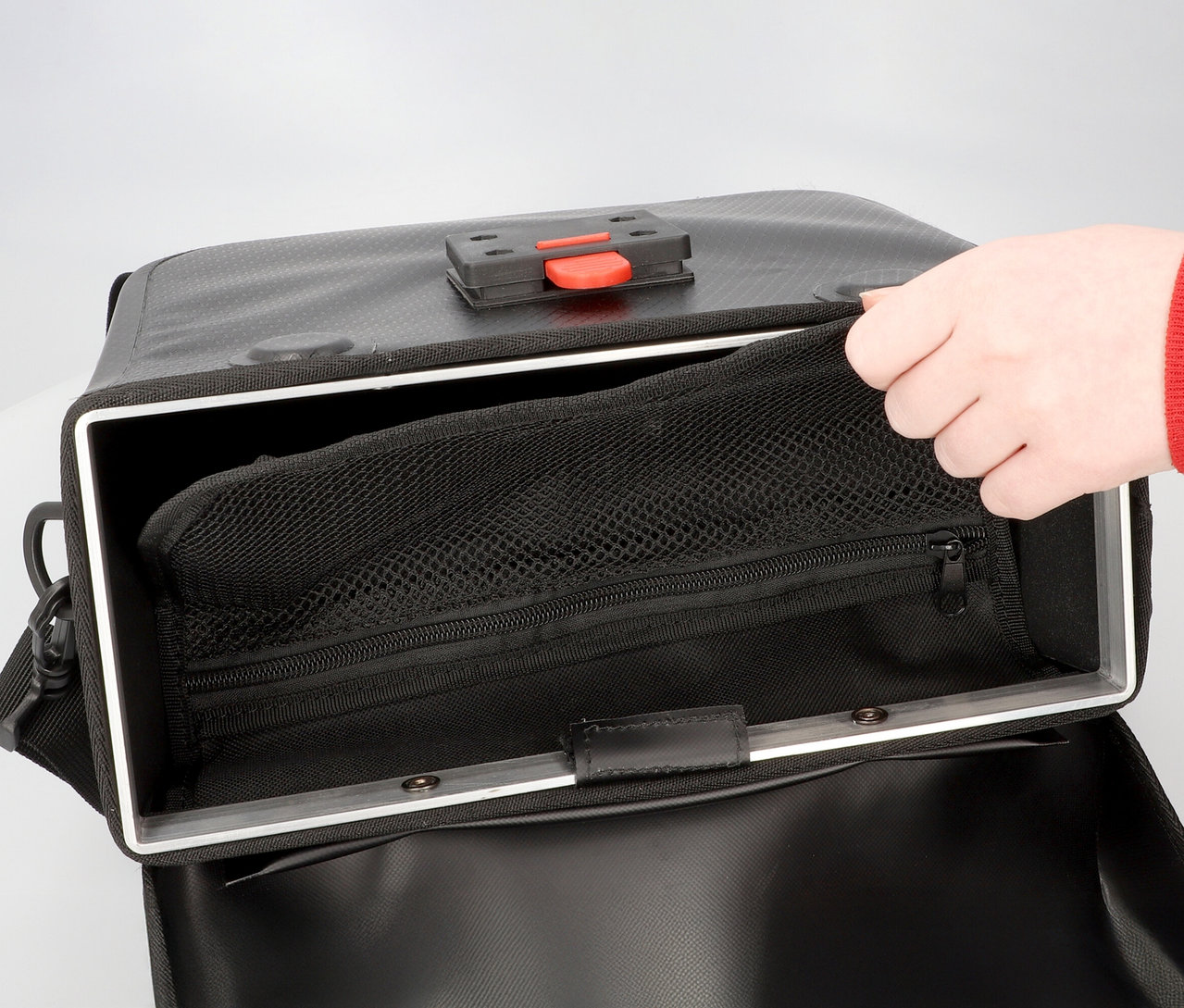 Eine Hand öffnet eine FISCHER Lenkertasche PLUS+ Terra.