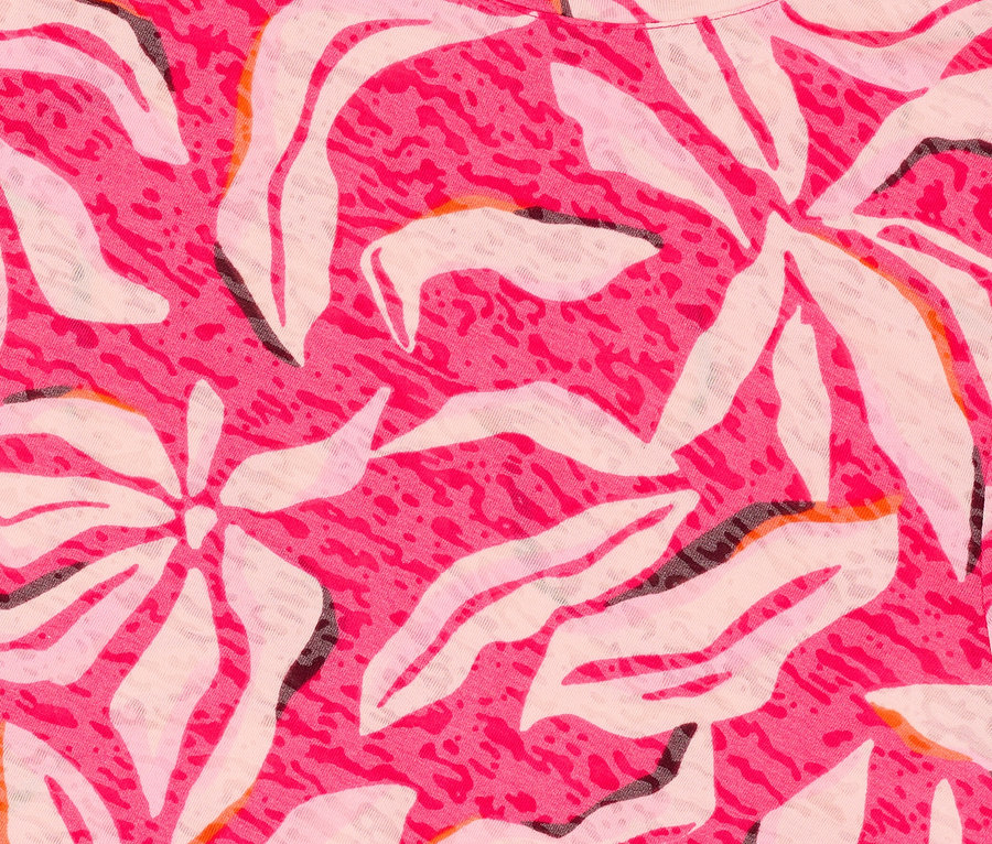 Nahaufnahme des rosa CECIL Kurzarmshirts mit Blätterprint und Etikett.