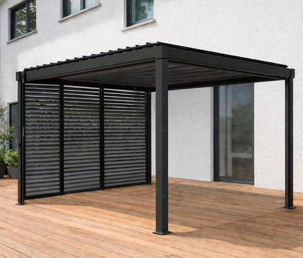 Leco Lamellenpergola 360 x 300 cm steht auf einer Holzterrasse vor einem weißen Gebäude.