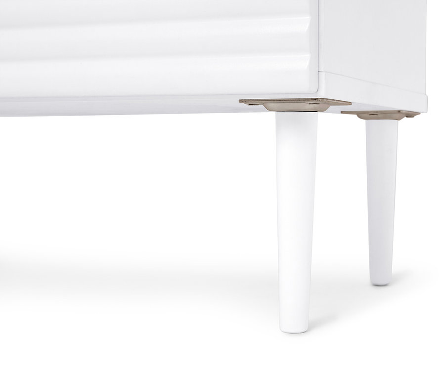 Detailansicht eines weißen Möbels mit zwei Beinen.