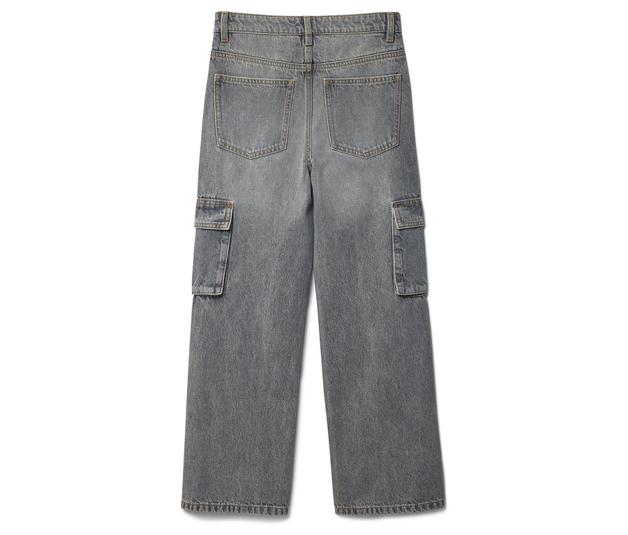 Rückansicht einer grauen Cargohose mit Taschen auf beiden Seiten.