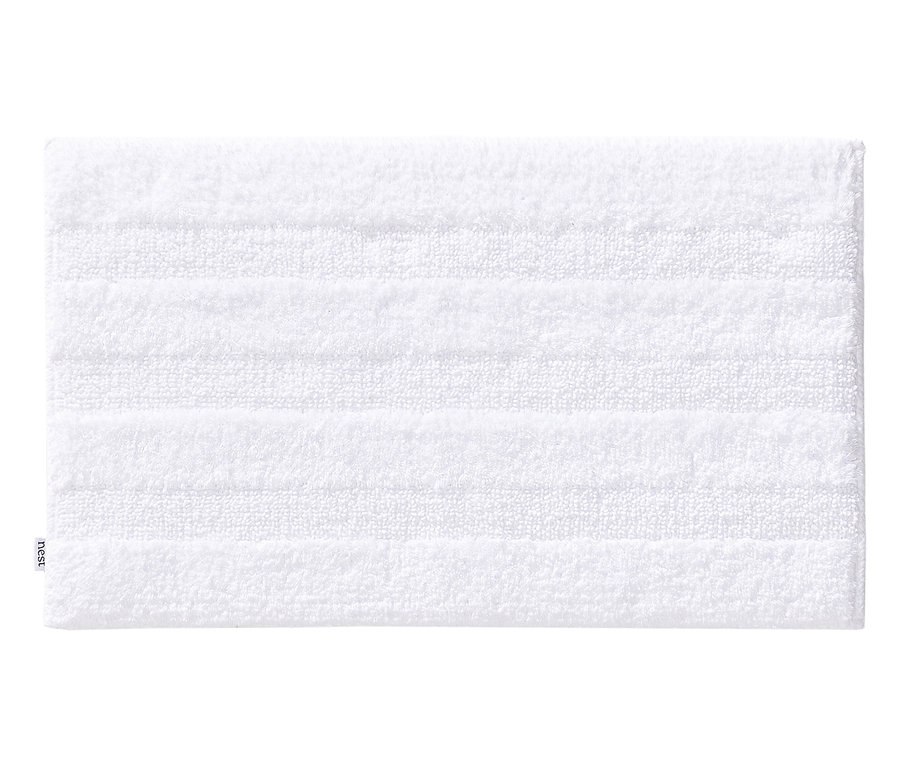 Weißer Badteppich mit horizontalen Streifen.