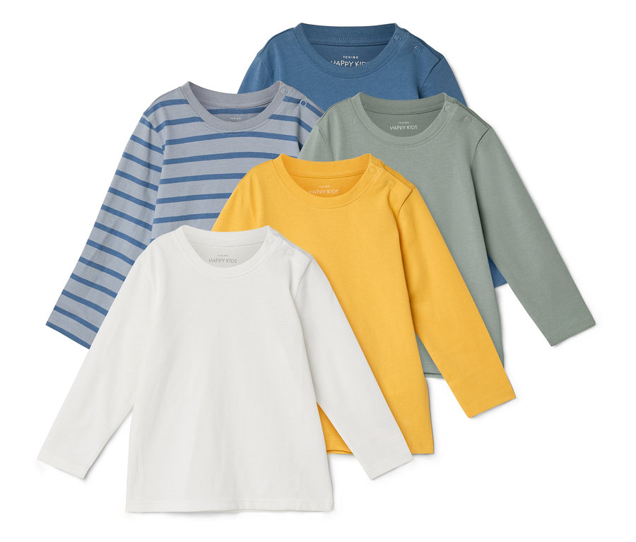 Fünf langärmlige Kindershirts in Weiß, Gelb, Grün, Blau und blau-weiß gestreift liegen übereinander.