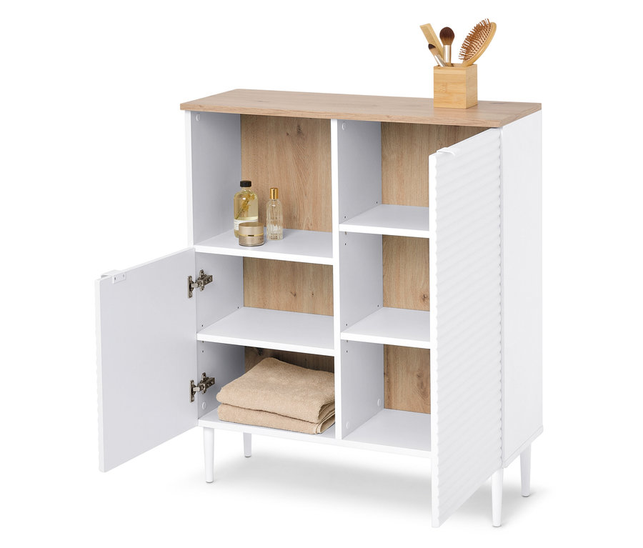 Weißer Badezimmerschrank mit offener linker Tür, Handtüchern, Kosmetika und Schminkpinseln.