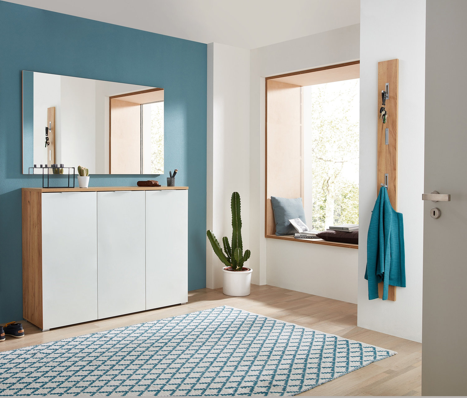 Eingangsbereich mit 3-türigem Schuhschrank "Telde", rahmenlosem Spiegel und Garderobenpaneel "Telde".