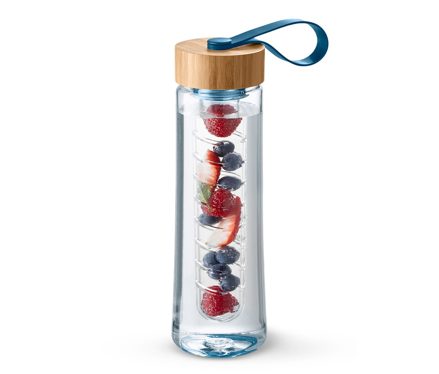 Eine durchsichtige Trinkflasche mit Aroma-Einsatz, gefüllt mit Wasser, Erdbeeren, Himbeeren und Blaubeeren.
