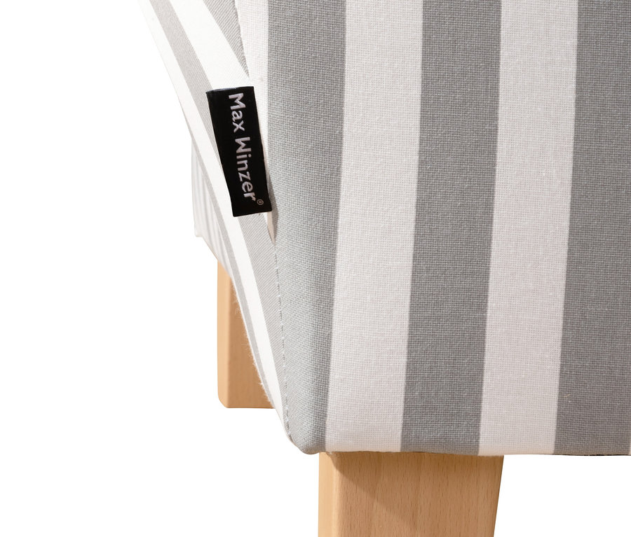 Detailansicht der Füße und des gestreiften Bezugs der Recamiere »Saturn« mit Stauraum, rechts.