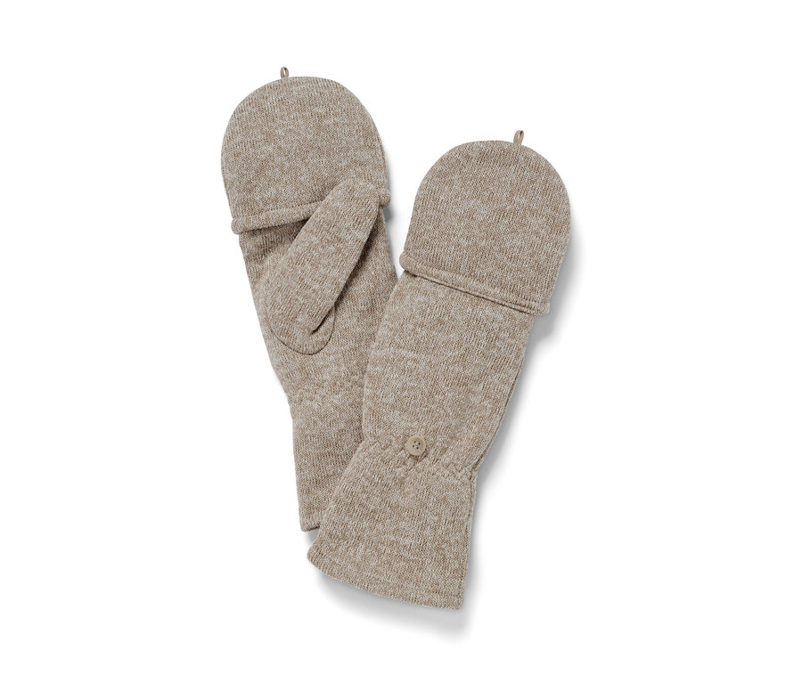 Zwei beige Strickfleece-Klappfäustlinge liegen nebeneinander.