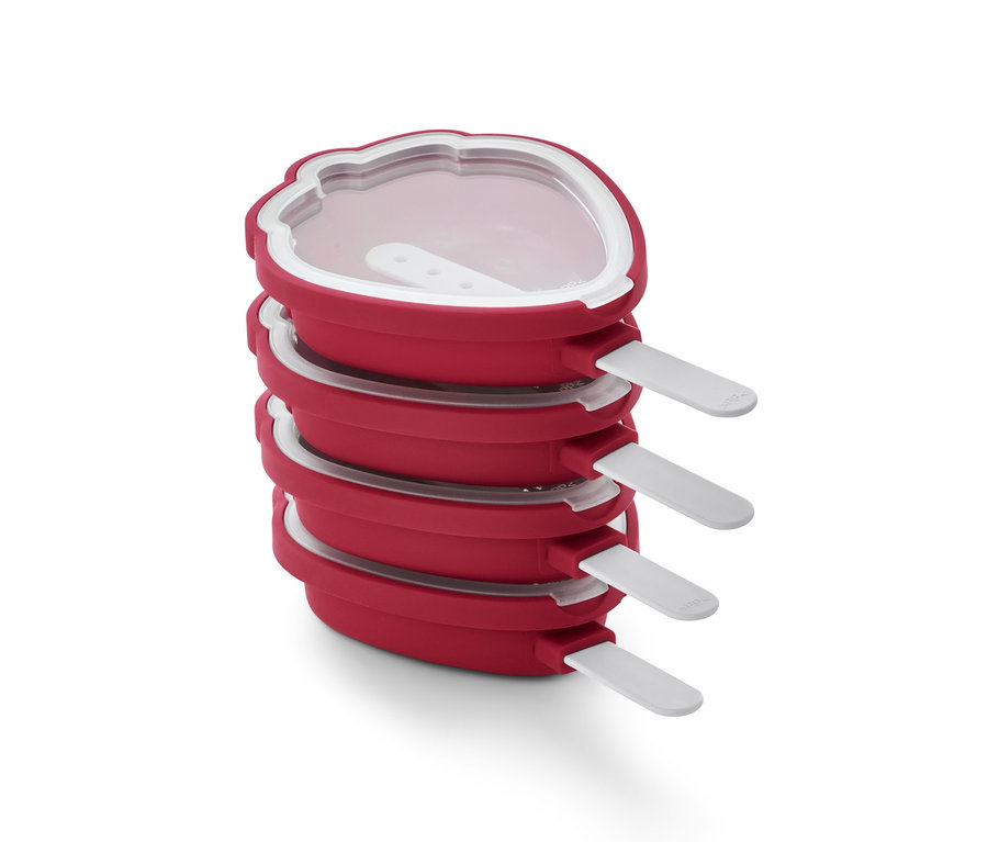 Vier rote Eisformen sind gestapelt.