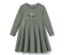 Grünes Jerseykleid mit Blumenstickerei.